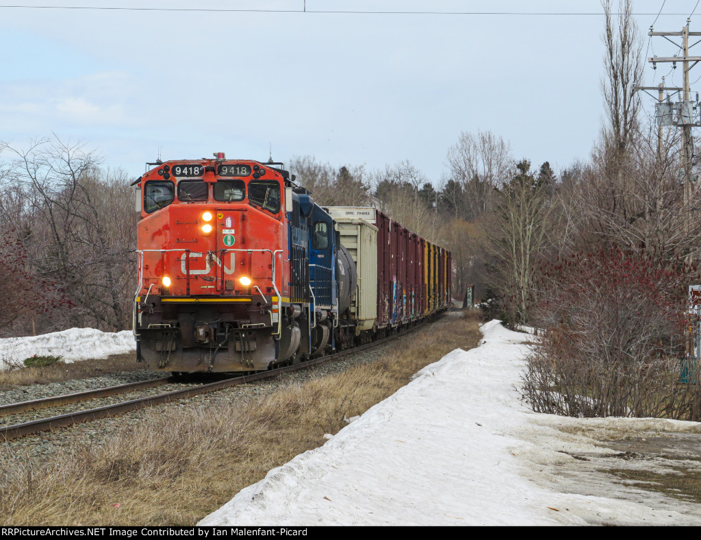 CN 9418 leads local train 559 in Le Bic